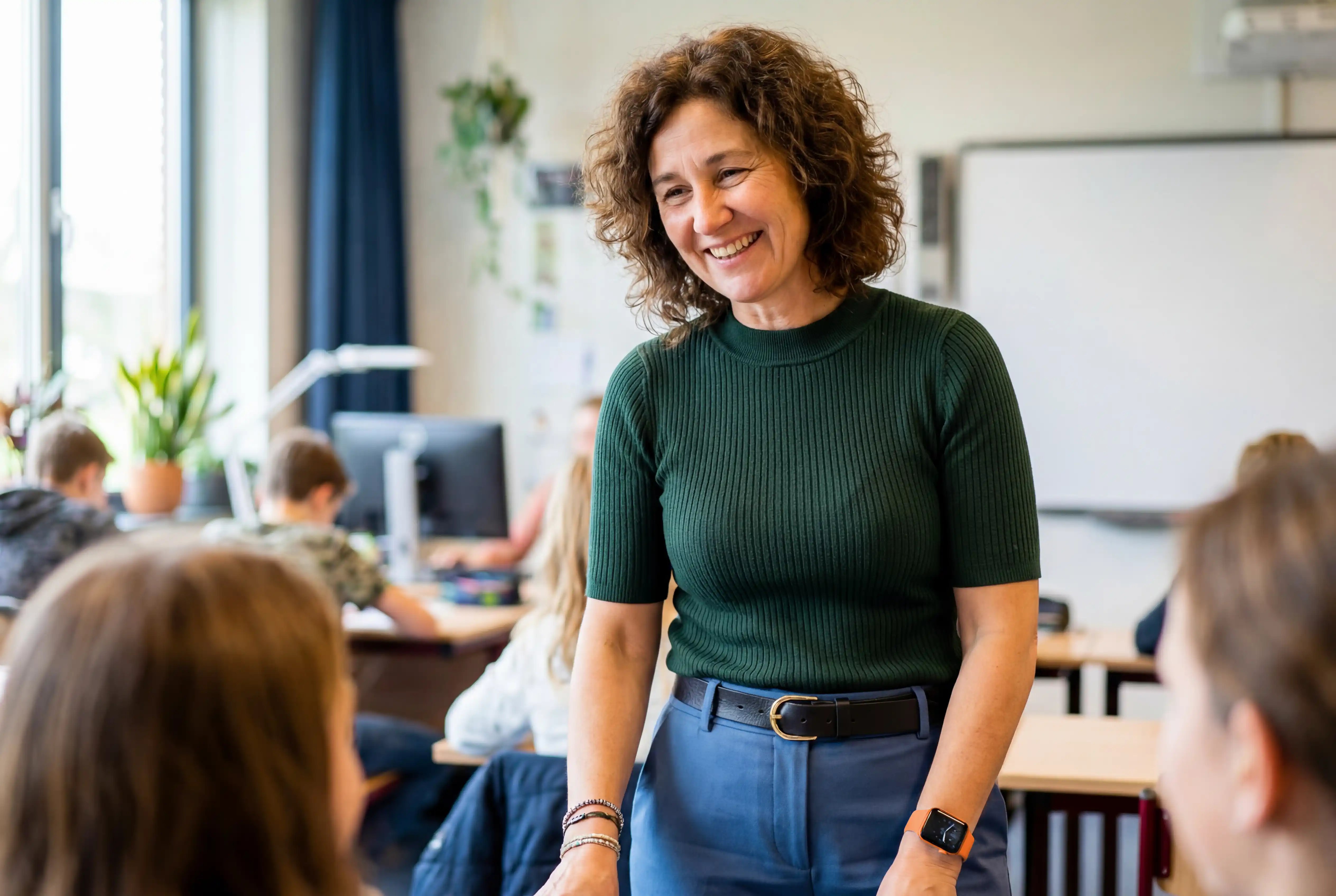 Lerares Glimlacht Tijdens Lesgeven