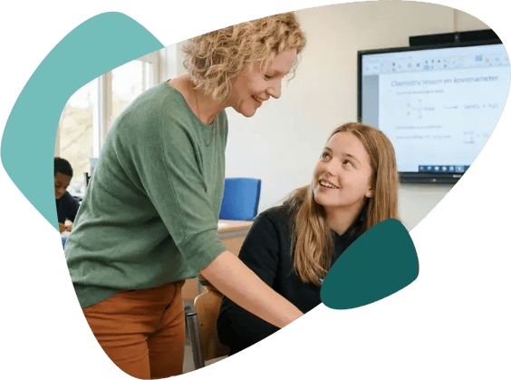 Mentor Begeleidt Leerling Achter De Laptop