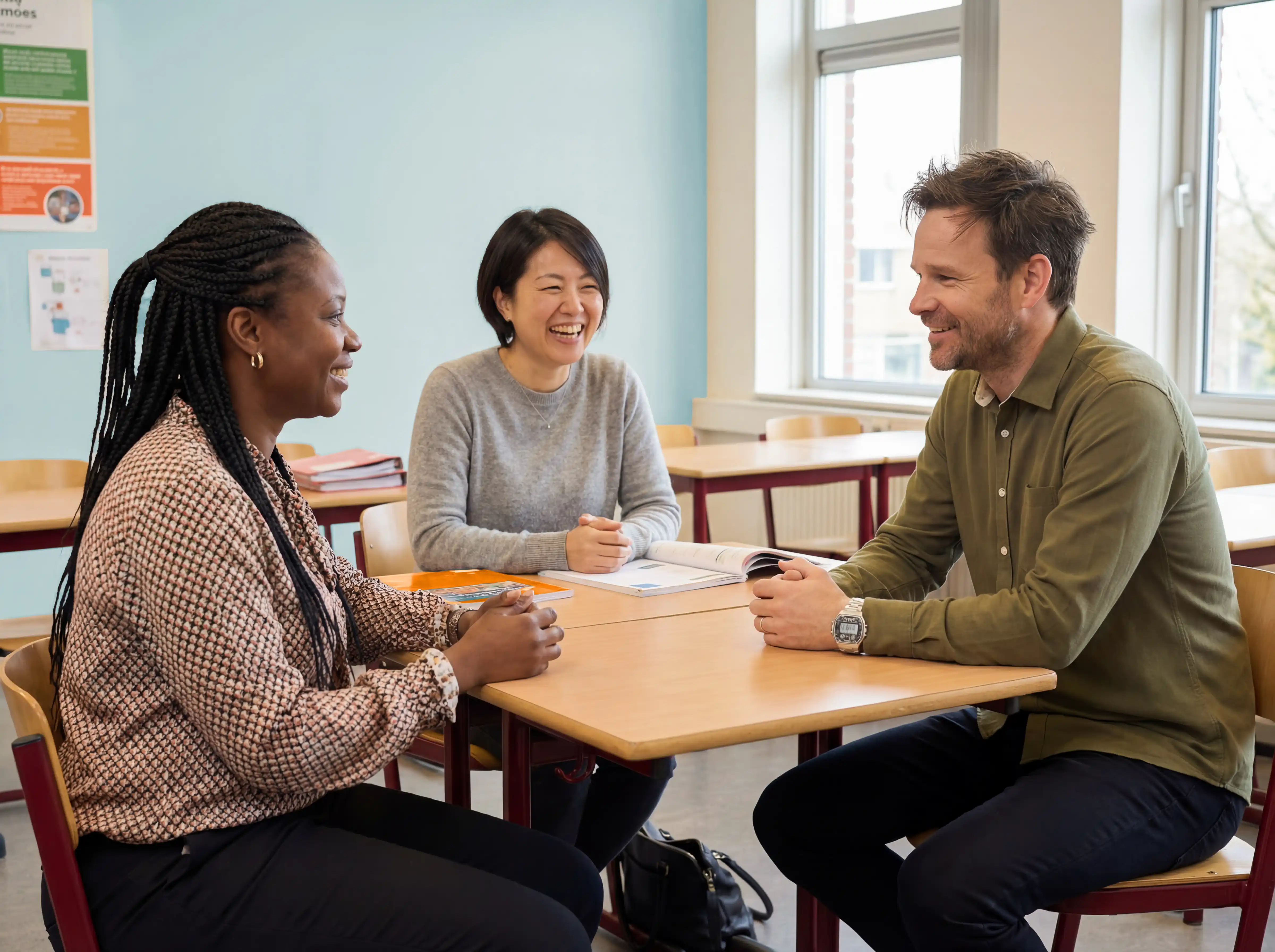 Divers Team Overlegt Aan Ronde Tafel