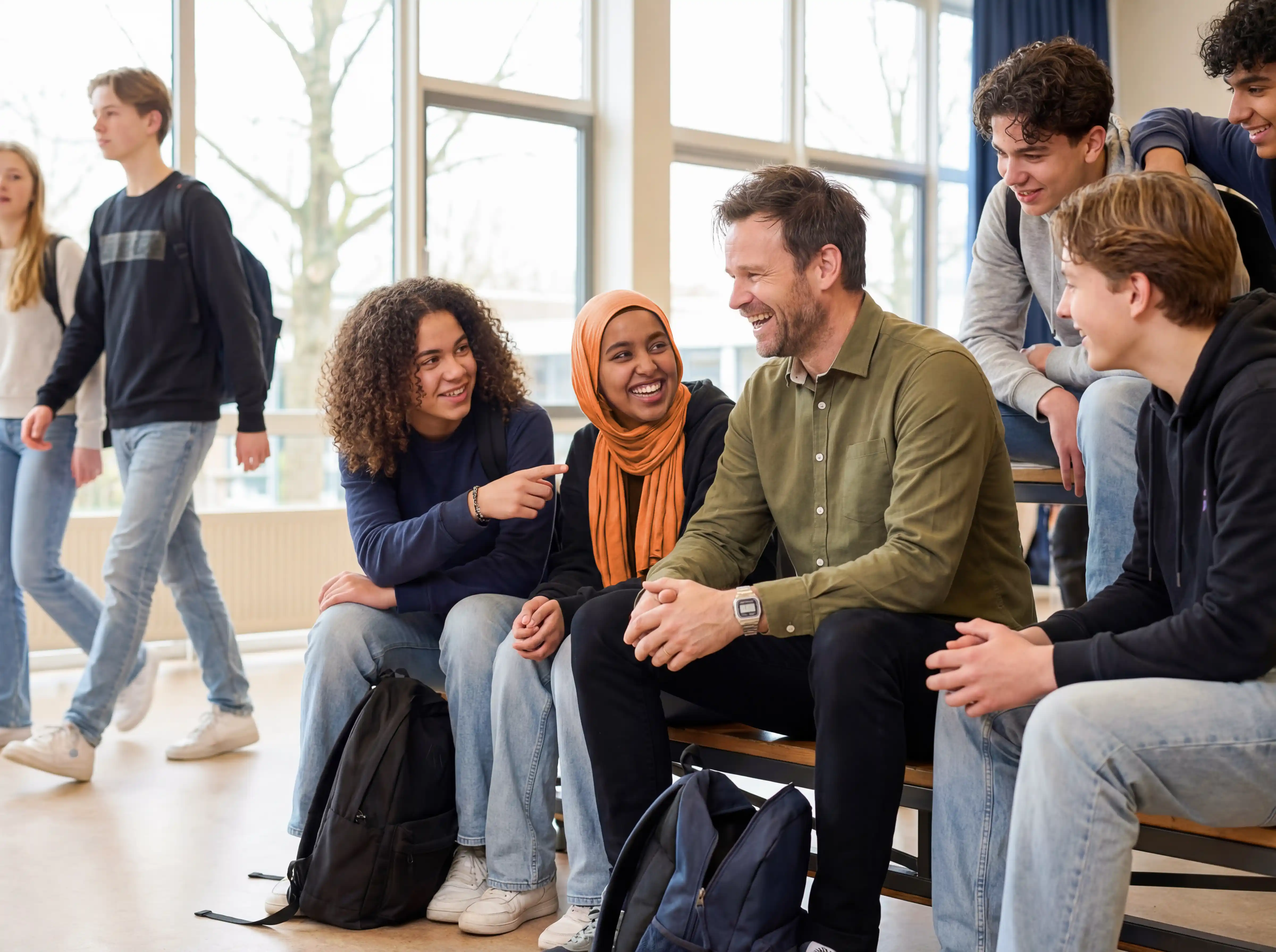 Groepje Studenten Praat In De Gang Met Docent