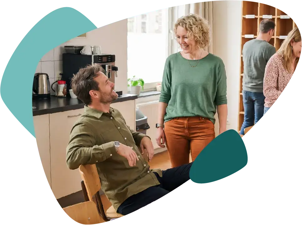 Teamleiders In Overleg Op De Gang